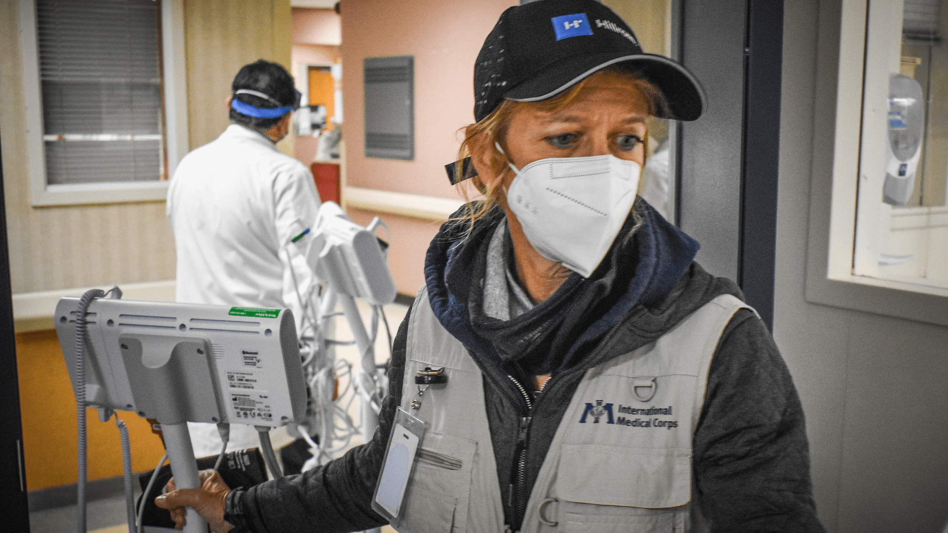 As the team lead for International Medical Corps’ COVID-19 response in New York City at the height of the pandemic, Sue Mangicaro worked around the clock to get as many supplies to the city’s overwhelmed hospitals as possible. Here, she works with the team to deliver 32 critically needed monitors to Flushing Hospital Medical Center and Jamaica Hospital Medical Center, both part of the MediSys Health Network.