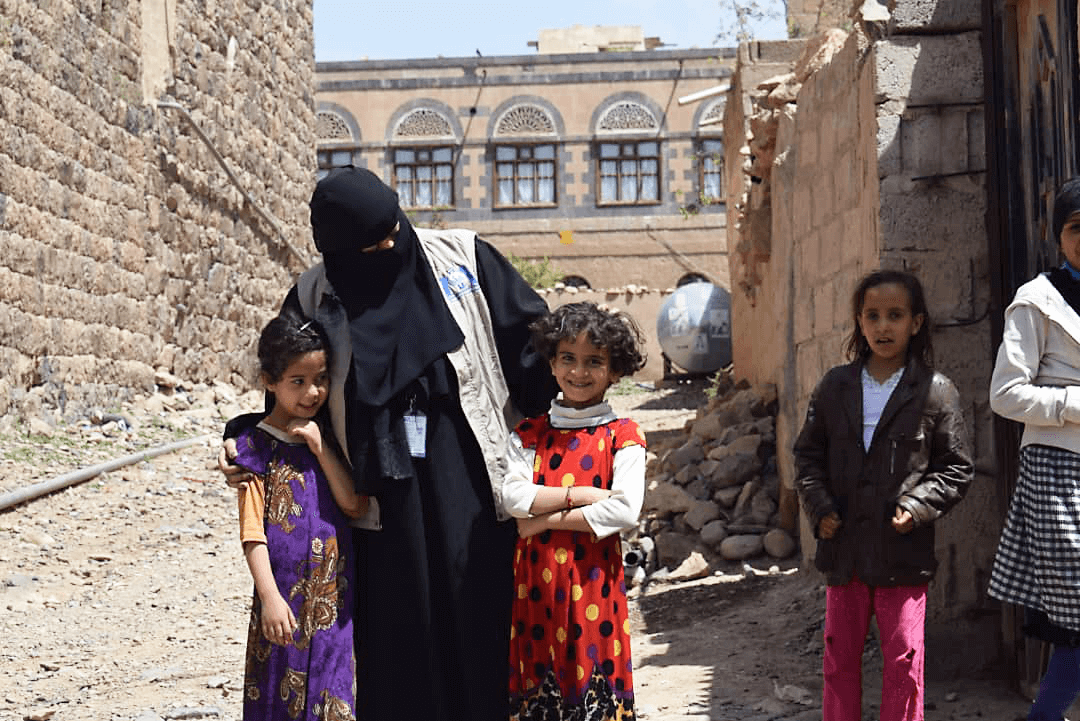 In a photo taken before the COVID -19 pandemic reached Yemen, Dr. Khaled talks with young girls during a cholera-awareness event in Sana’a Governorate’s Sanhan District.