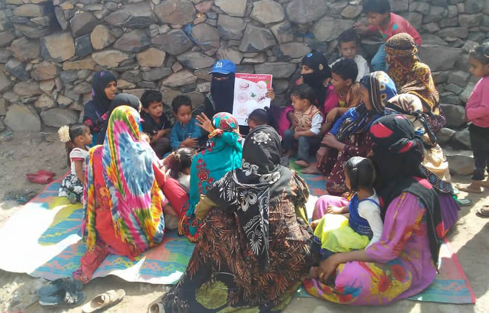 Community health volunteers teach village children in Ibb governorate about the importance of practicing good hygiene.