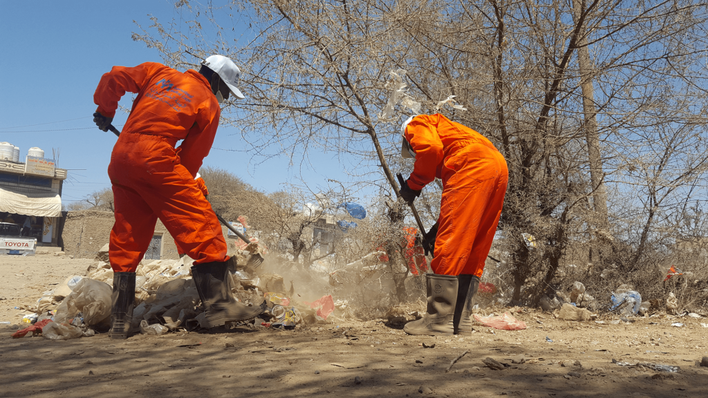 Keeping busy public spaces clean is important to maintain good public health. One of our sanitation teams cleans a roadside area in an area of Al-Hussain District in Al Dhale Governorate.