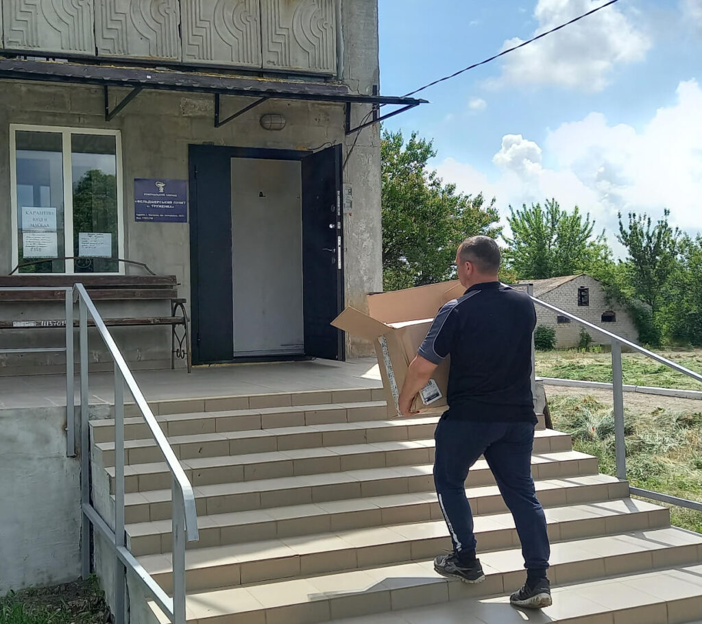 International Medical Corps delivers hygiene equipment to a medical facility.