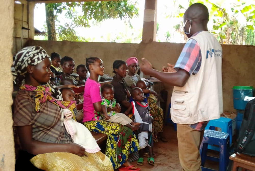 Health Officer Mbusa Modeste speaks to women at Bingo Health Center in North Kivu province, DRC, about the importance of proper breastfeeding, improved hygiene and other recommended health practices.