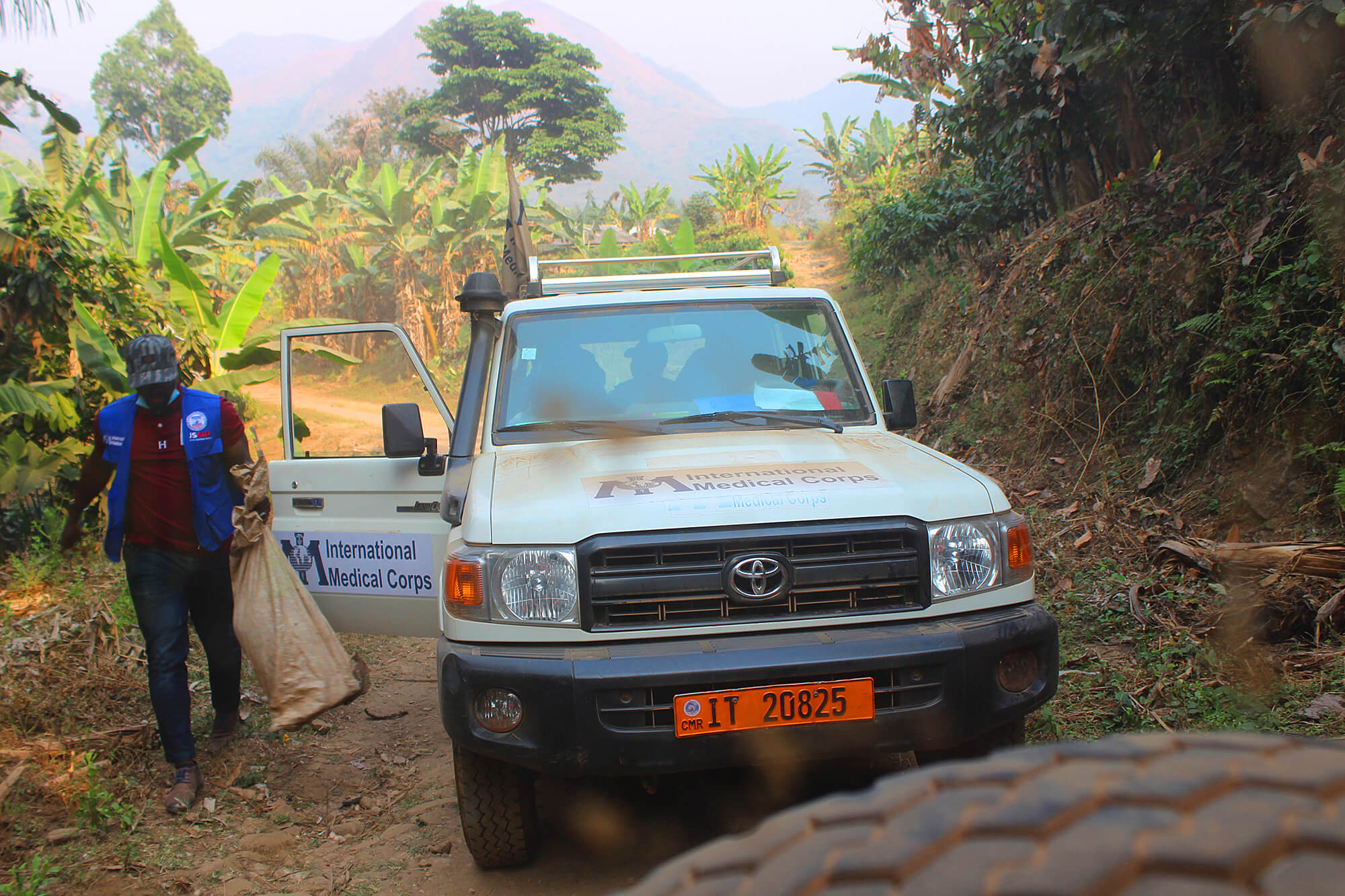 International Medical Corps vehicles arrive in Oshie town, where we are supporting an MoH health center, to provide support to the field team.