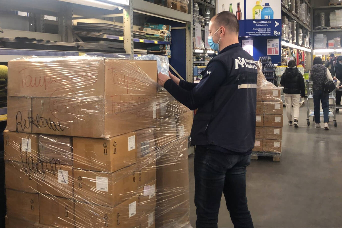 An International Medical Corps team member procures hygiene kit materials for displaced Ukrainians.