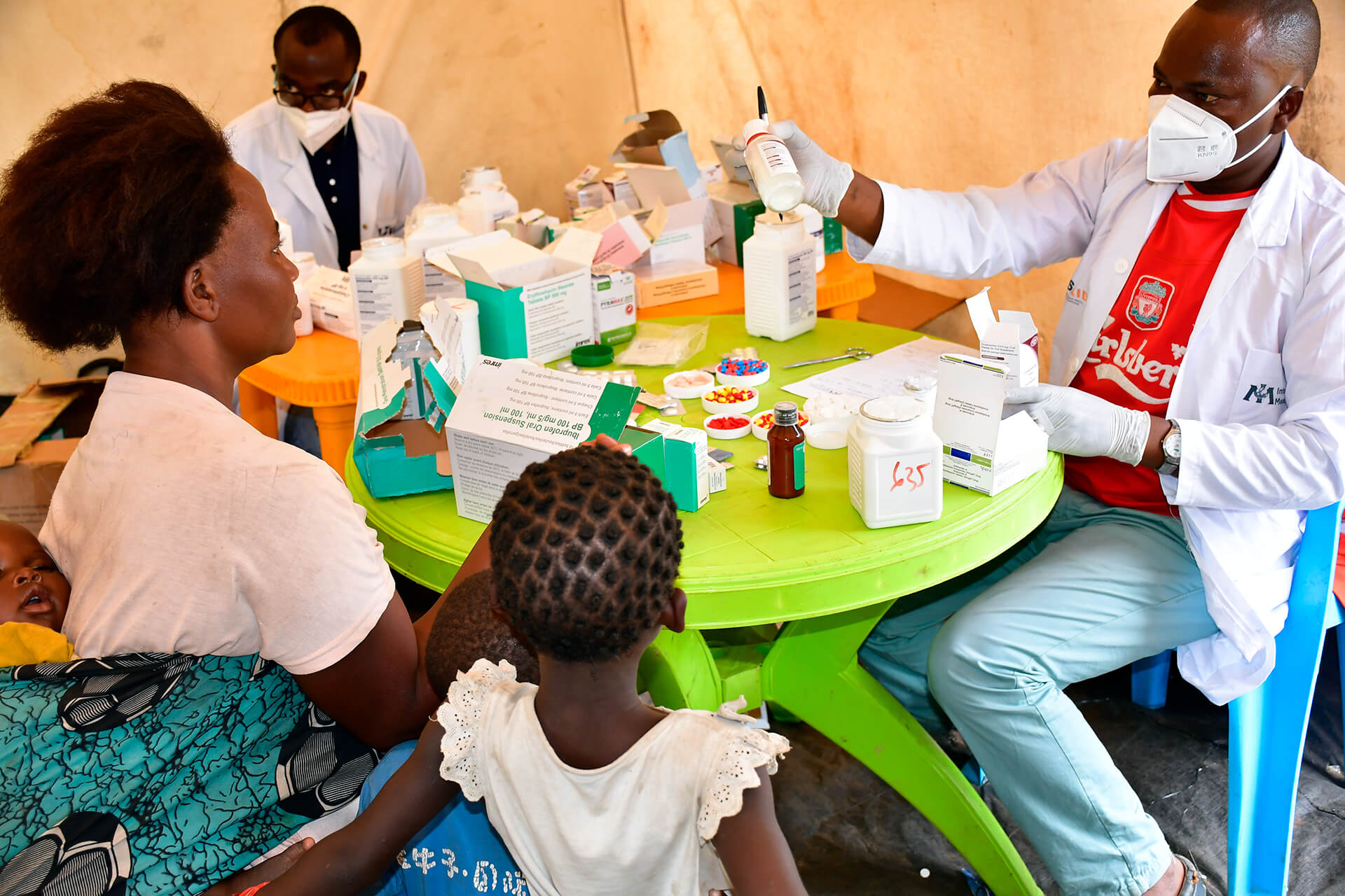 Maua Kashindi, an IDP in Baraka, receives medication after her consultation at the mobile clinic.