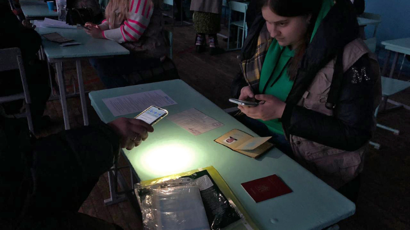 International Medical Corps team members register people in Zaporizhzhia for multi-purpose cash assistance (MPCA).