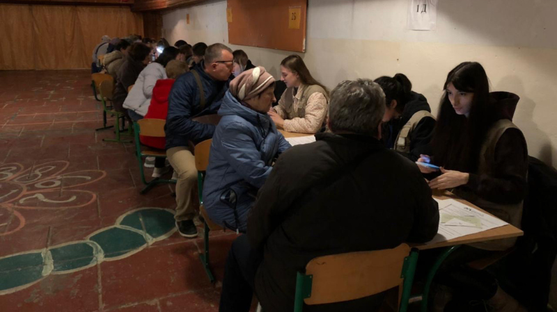 International Medical Corps team members register people in Zaporizhzhia for multi-purpose cash assistance (MPCA).