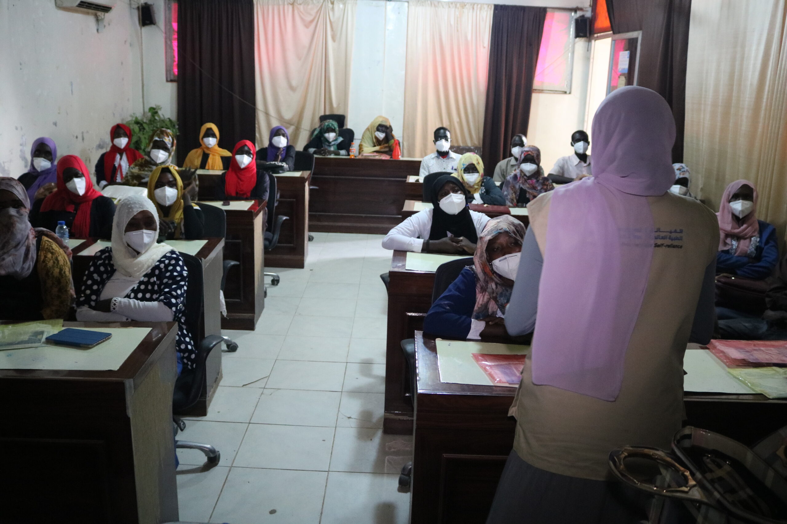 Rania Mohammed Abdalrahman Mohammed leads an infection prevention control training for clinic staff in Ad-Damazin, Sudan.