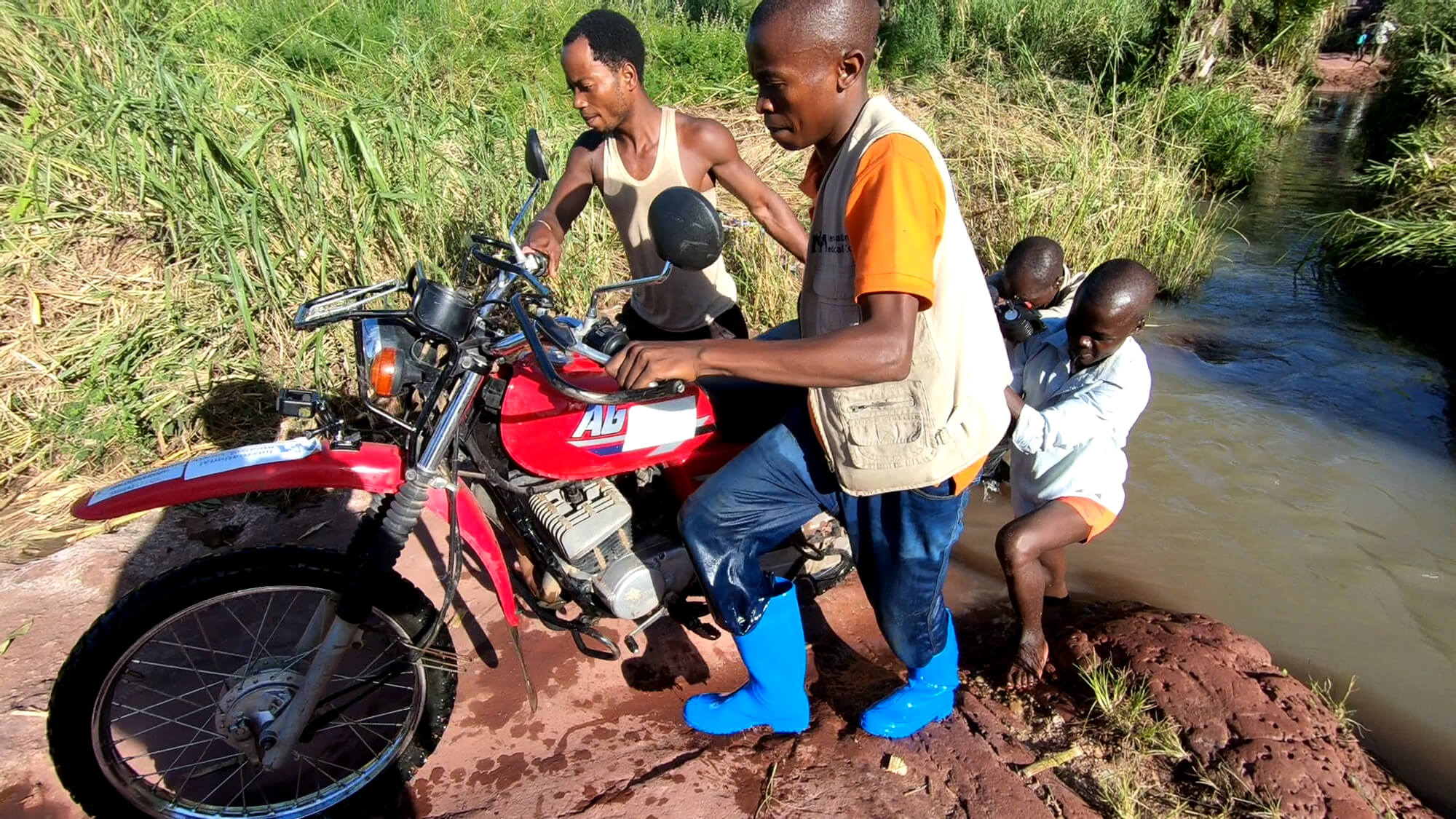 In some places in DRC, there are no bridges and our staff must find other ways to cross rivers to implement humanitarian activities. In this photo, Djaile has just crossed a river without a bridge.