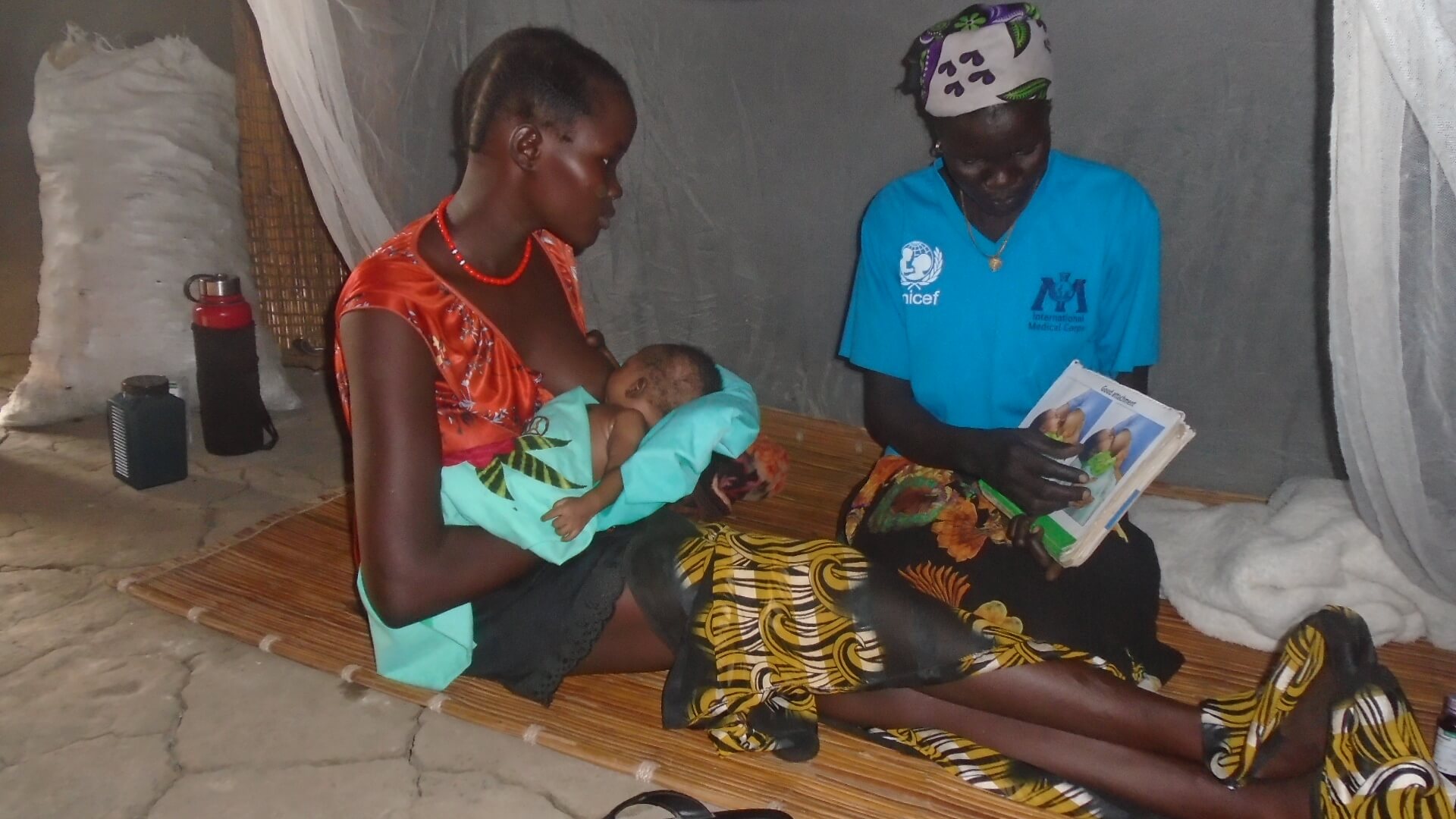 Nyakueth Dak, a leader mother trained in maternal, infant and young-child nutrition (MIYCN) by International Medical Corps, provides breastfeeding training to Nyayiena Mabieh.