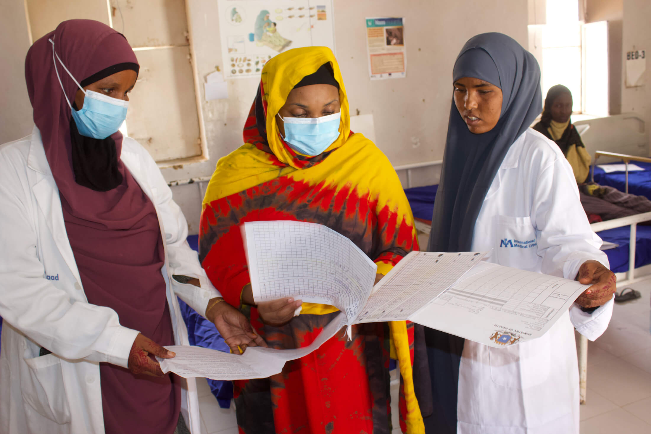 Naomi Mwikali Ndung’u, center, confers with International Medical Corps colleagues about nutrition issues.