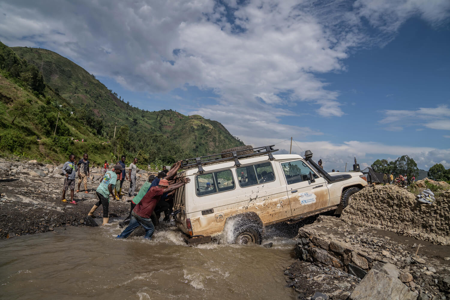 With the help of the community, our teams are able to navigate difficult terrain and deliver healthcare to remote areas in the DRC.