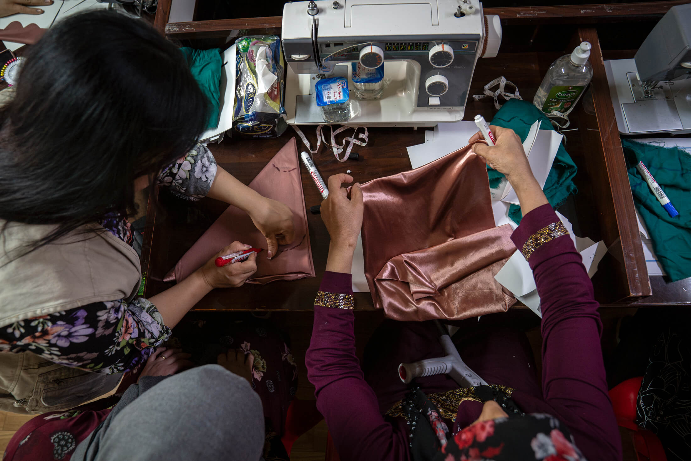 Lava Ibrahim helps Heven with her sewing project. 27-year-old Heven is from Qamishli in Syria’s Qahtani governorate and came to live in the camp in 2015 after marrying a man who already lived there.