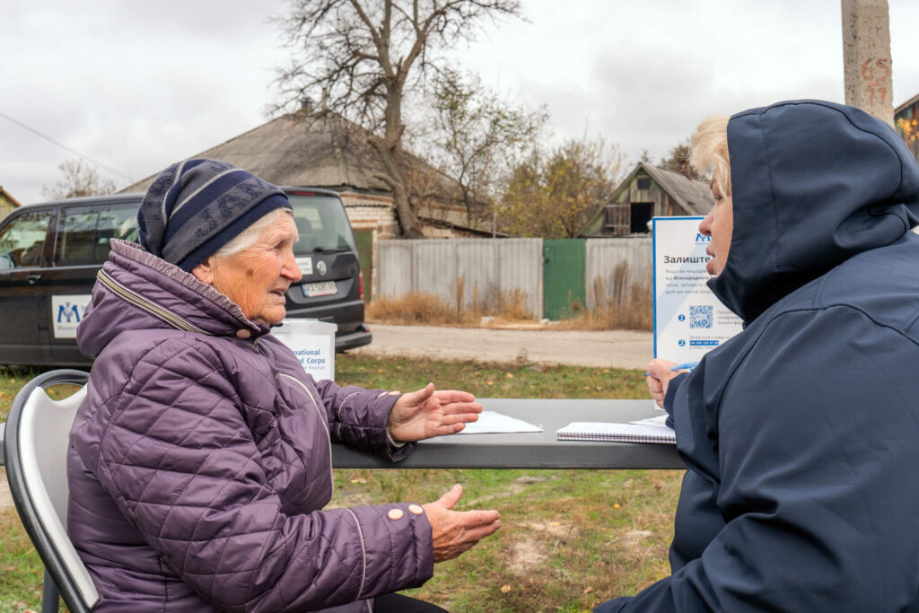 With the support of International Medical Corps, mobile teams of psychologists and social workers regularly visit frontline communities, such as Dibrova in Kharkivska oblast, where residents experience constant stress.