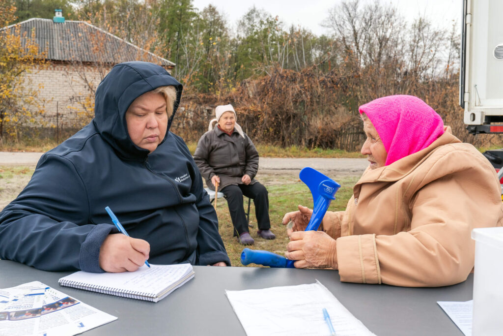 A mental health worker with one of International Medical Corps’ mobile medical units provides information and offers counseling in Dibrova, not far from the front line in Kharkivska oblast.