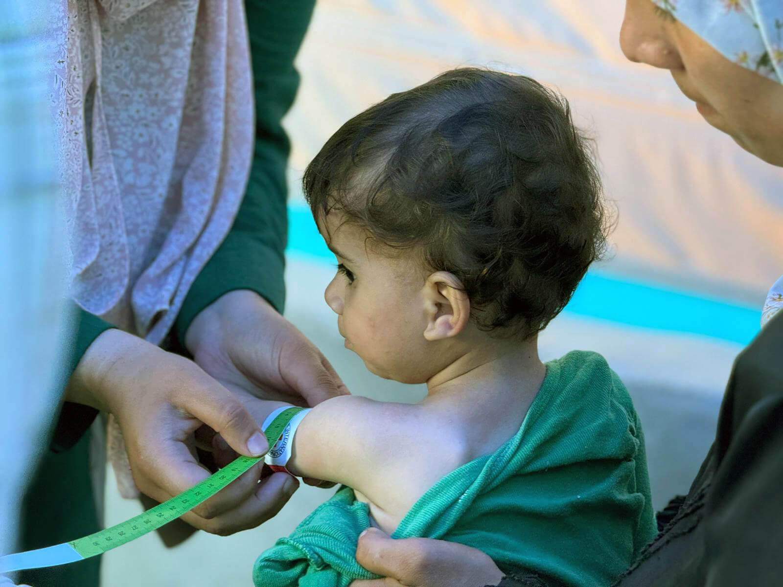 While training local people to participate in the “Find and Treat” campaign, International Medical Corps staff taught volunteers how to assess children’s nutritional status by measuring their mid-upper arm circumference.