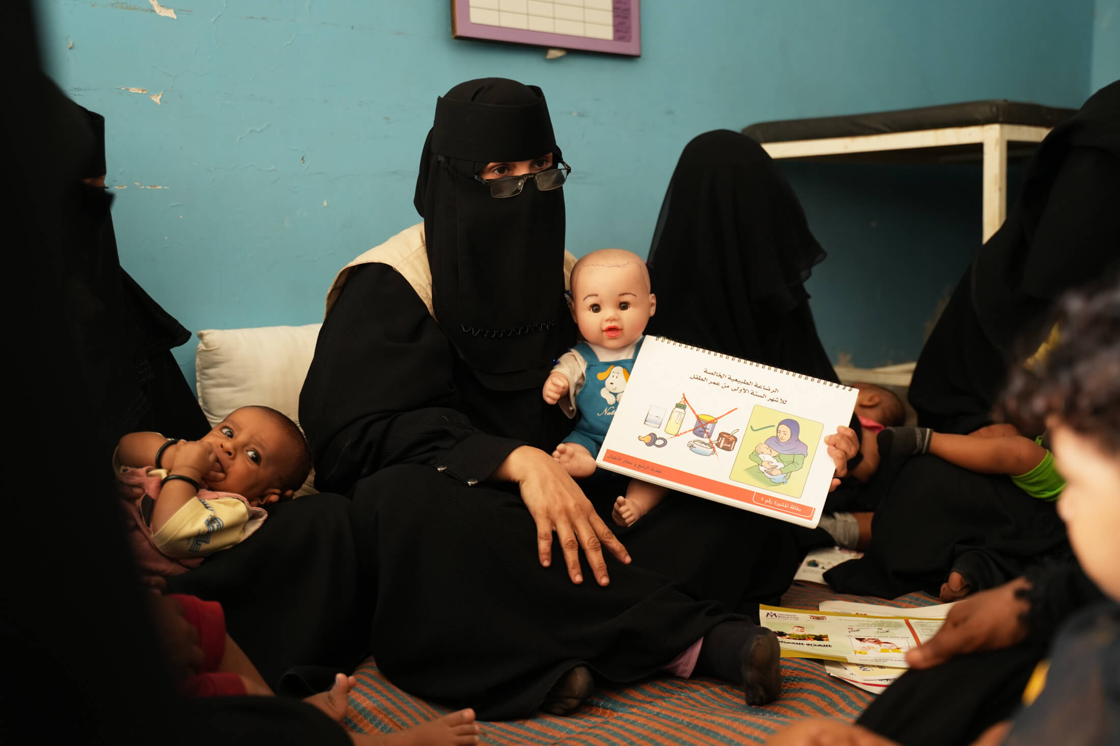 Health worker Hameedah Ali Mohammed Zambeel Hashed teaches mothers at the Gol Madram health unit in Lahj governorate, Yemen, about exclusive breastfeeding and complementary feeding.