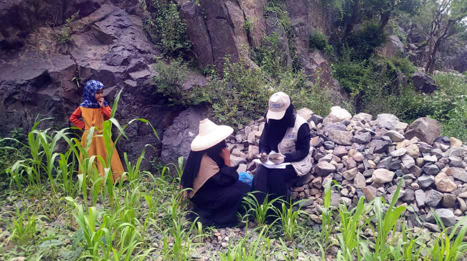 A CHW visits families in rural parts of Aden and Ibb governorates.