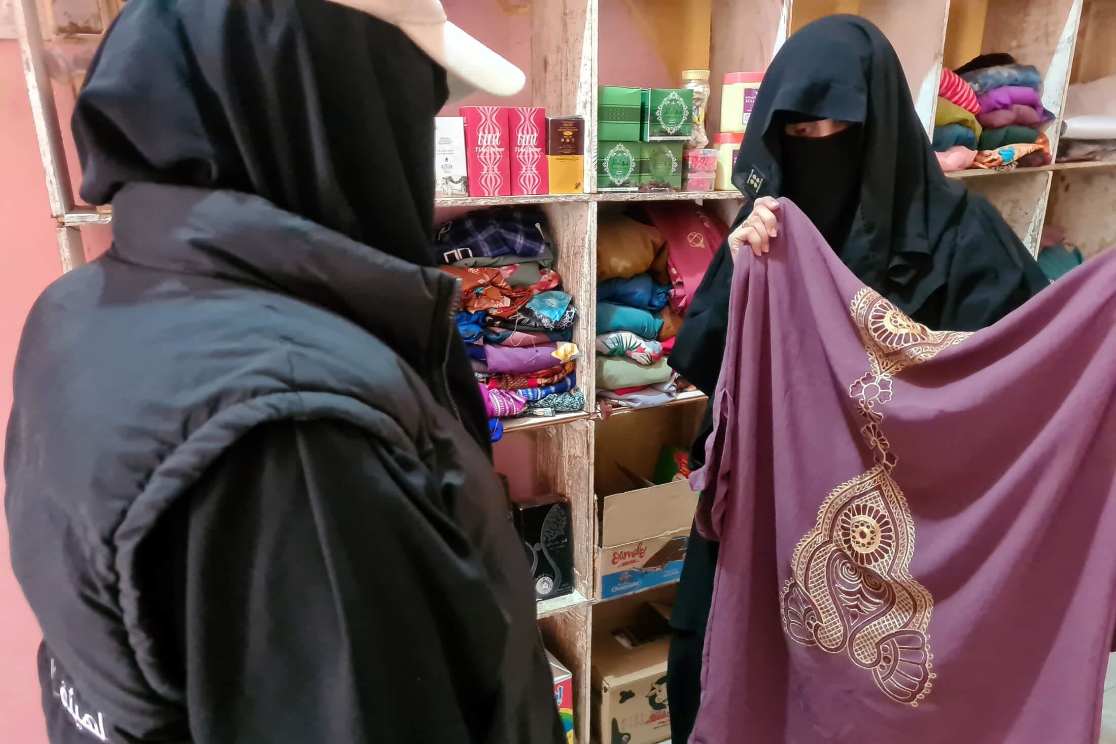 In Al Dhale’e governorate, a local woman receives cash assistance from the distribution team.