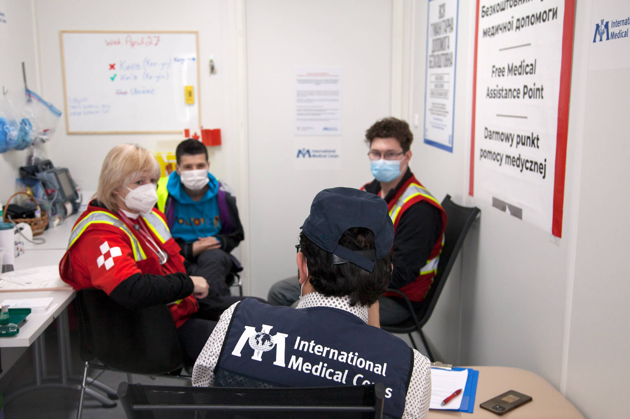 Dr. Zawar Ali, Senior Specialist in International Medical Corps’ Health Technical Unit, meets with health workers and volunteers at the Jagodzin border crossing to assess the medical needs of refugees crossing into Poland.