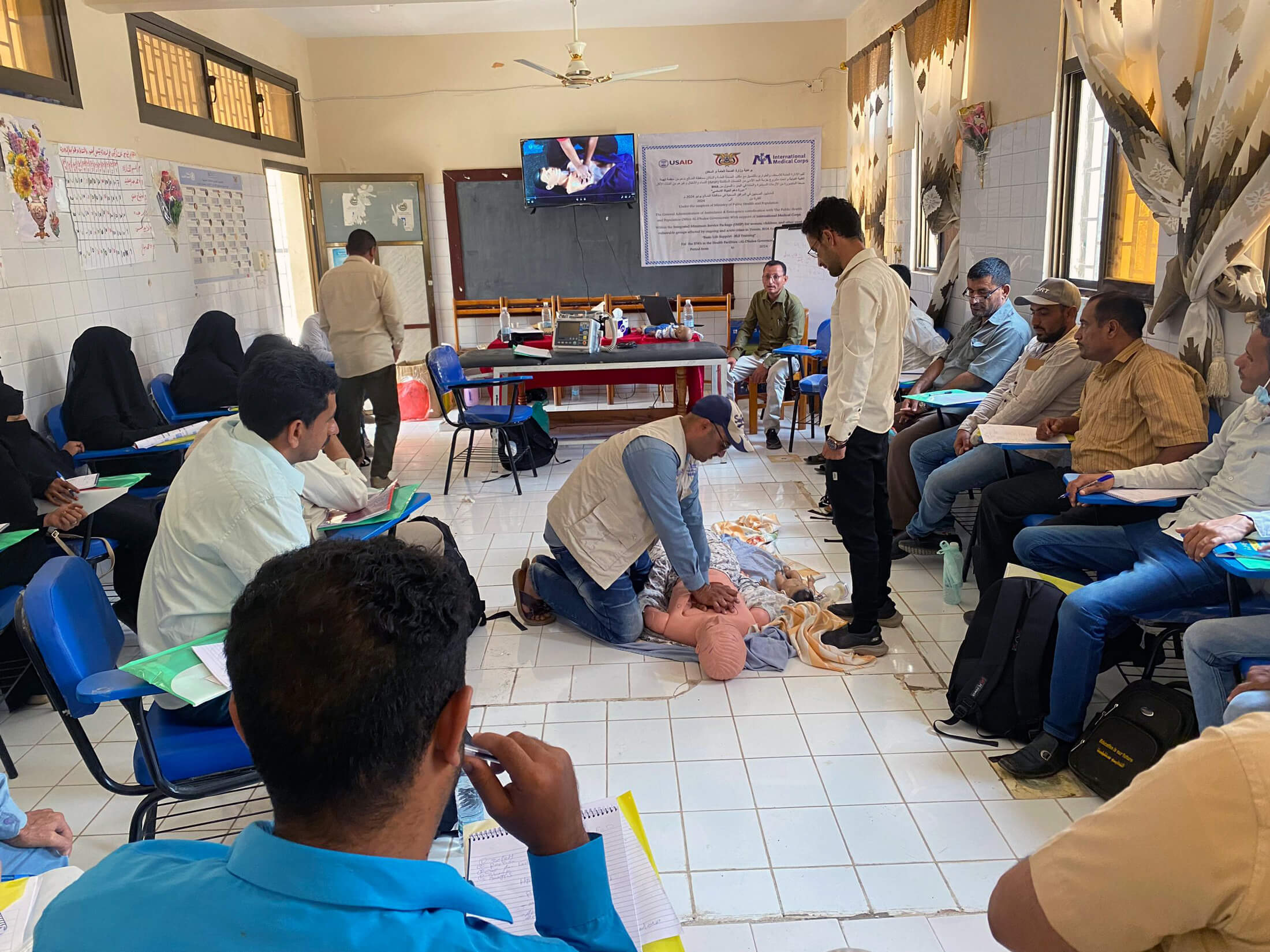 The governorate’s Health Office nominated health workers from the local community to join the CRT. International Medical Corps staff trained the new team members in basic life support skills, working closely with the Ministry of Public Health and Population’s Emergency Department.