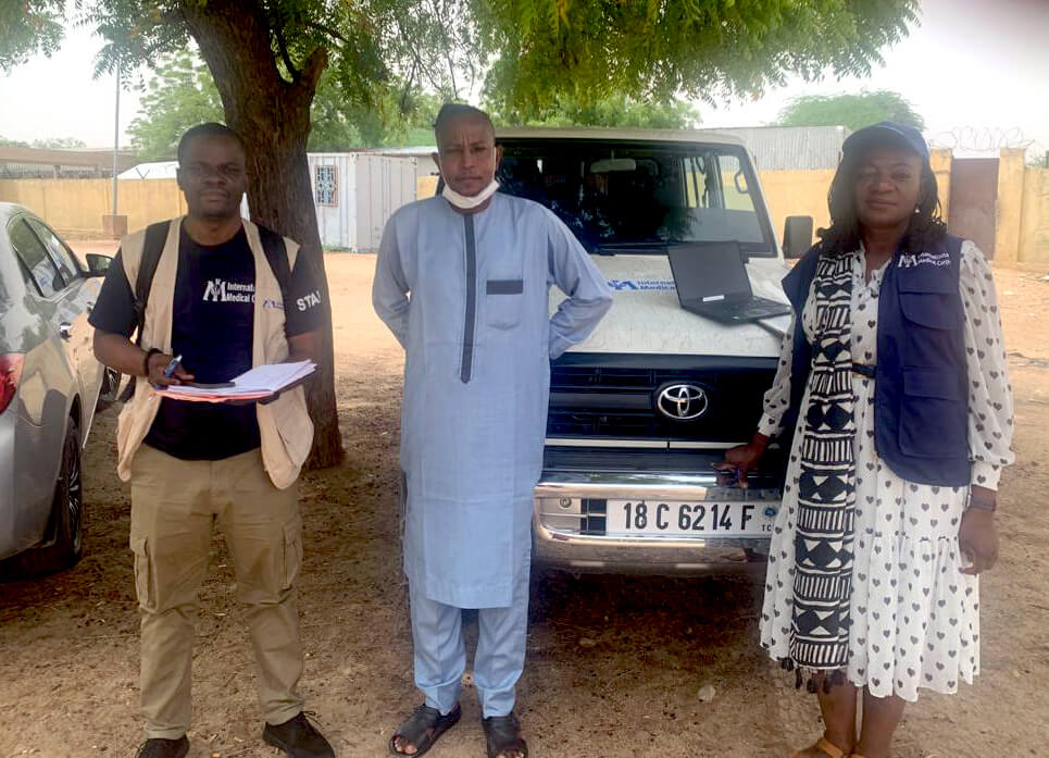 Dr. Thierry Fikiri (left) and Dr. Dorothy Dissake (right) meet with Dr. Abdalla Abdouraman, District Medical Officer of Chokoyane Health district.