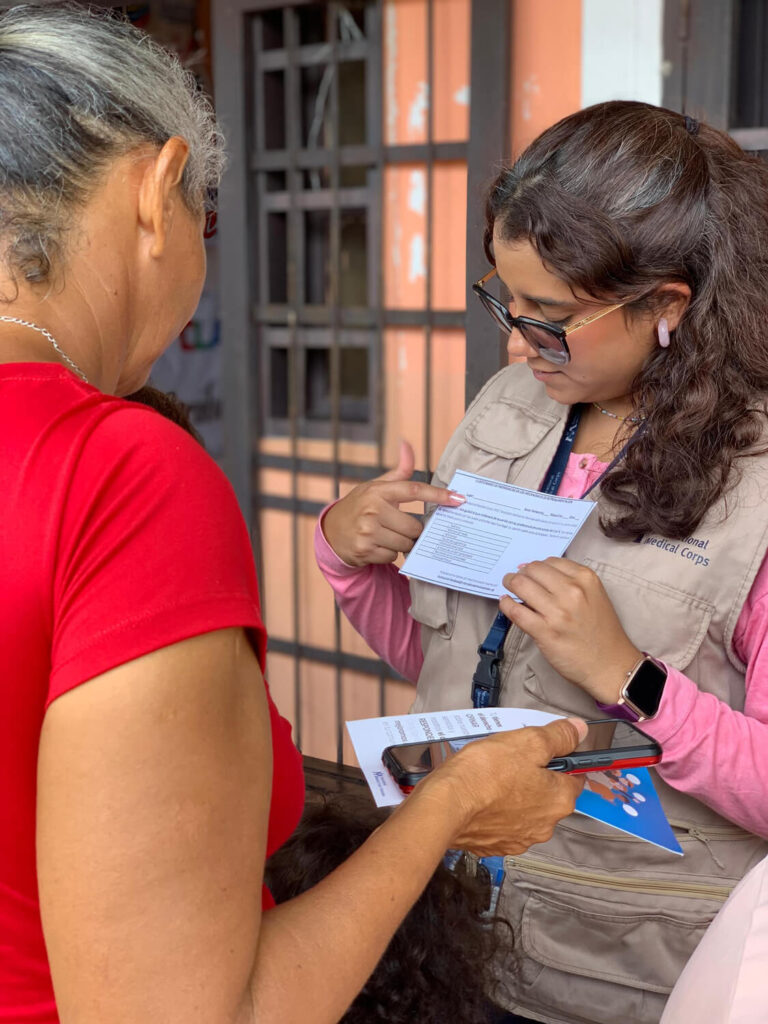 Grecia Ochoa explains to community members how the programme feedback mechanisms work.