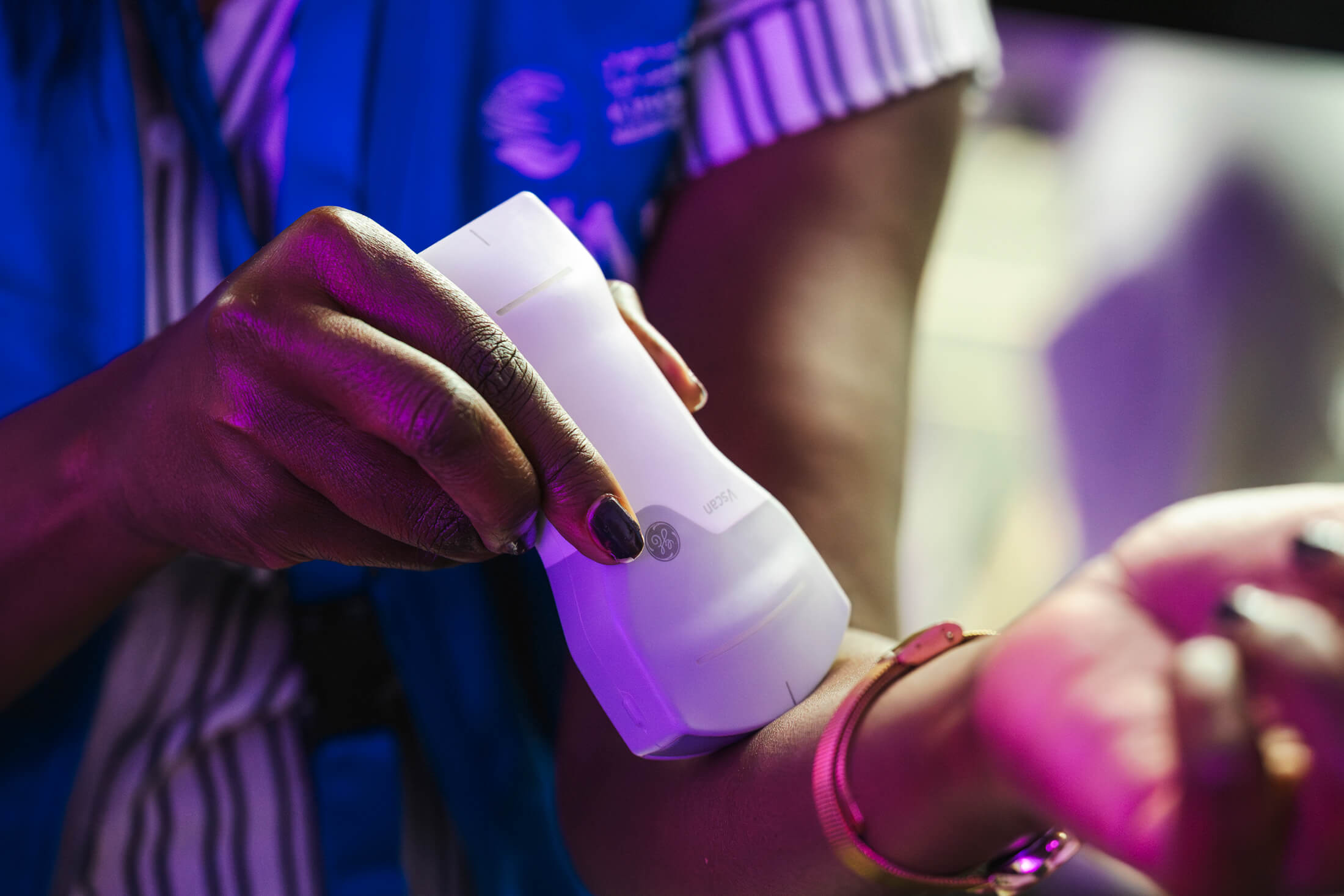 The VScan Air is a wireless, pocket-sized ultrasound device that provides clear imaging using a lightweight and dual probe.