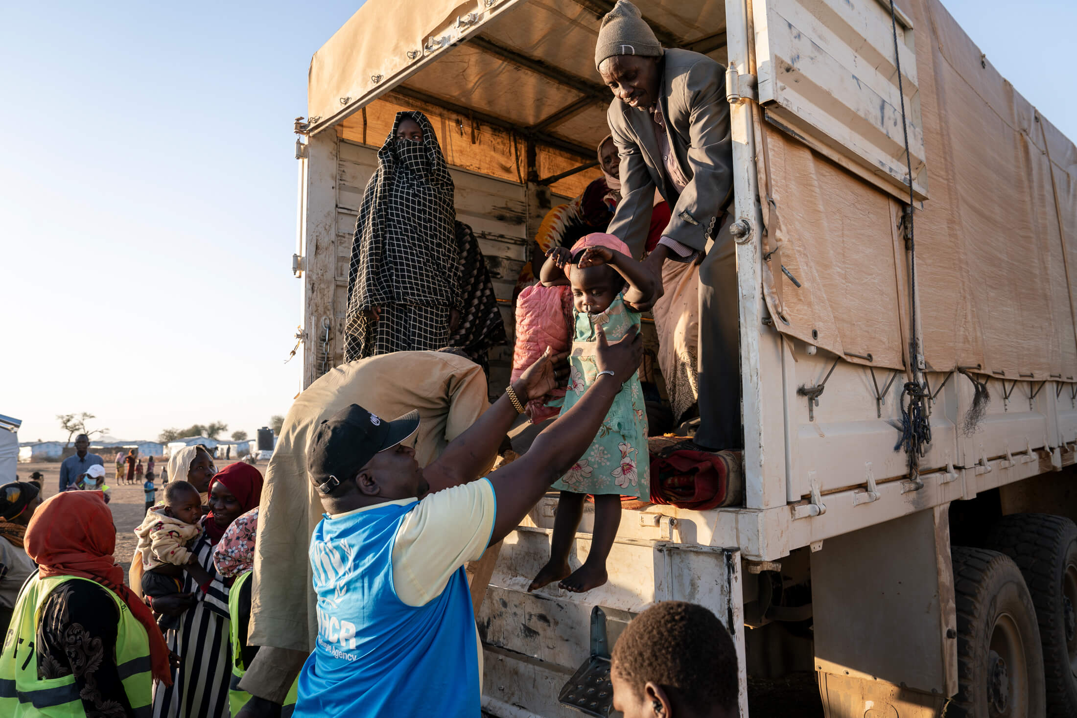 A UNHCR truck brings refugees to Dougui camp.
