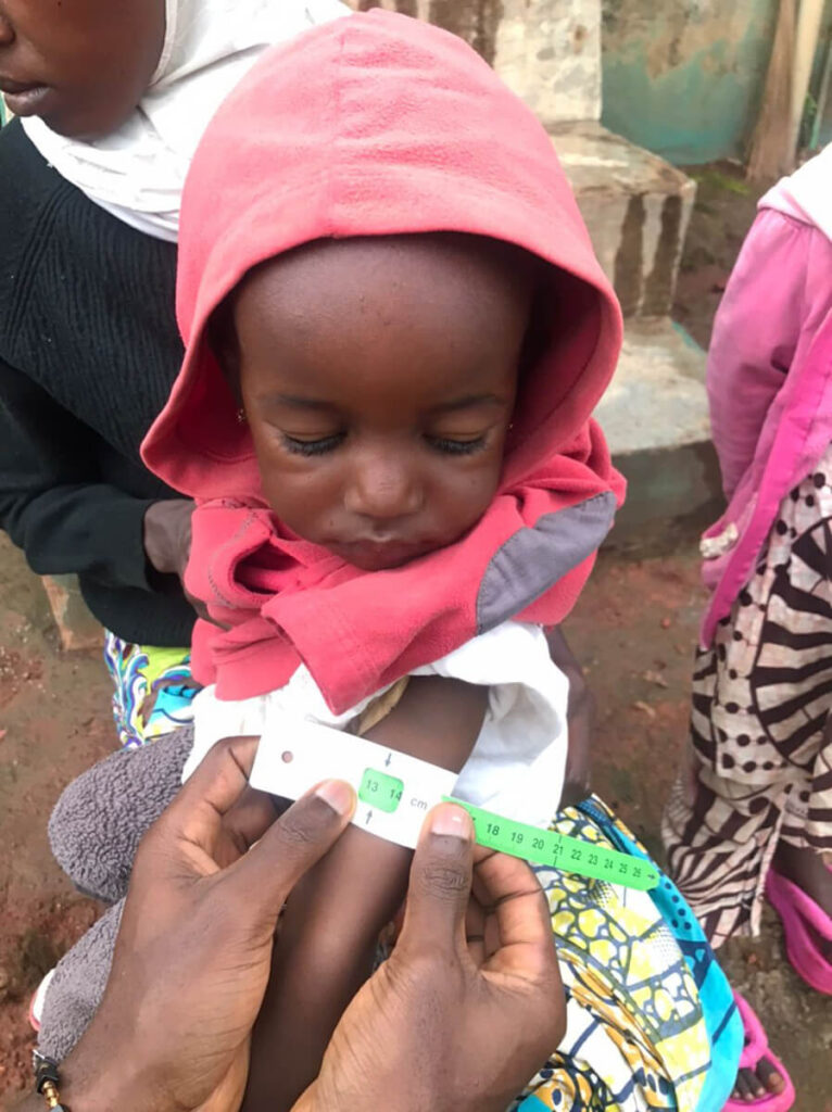 Akuma conducts an examination with Ramatou, who is getting better every day.