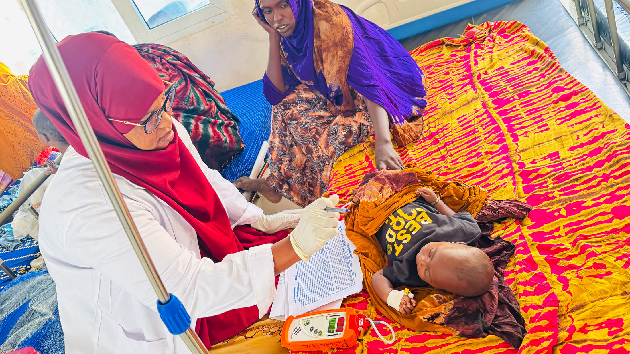 Paediatric Nurse Hoda Abdi Mohamud conducts a clinical examination of Mohyadin Ahmed Omar at Galkayo South Hospital.