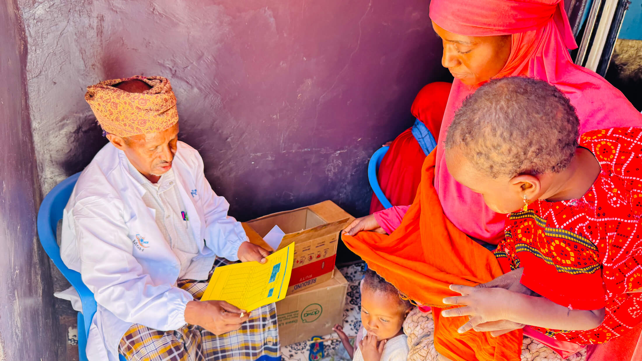 Community Health Worker Abdirisaq Ali provides lifesaving therapeutic food to malnourished children at the Garsoor IDP site.