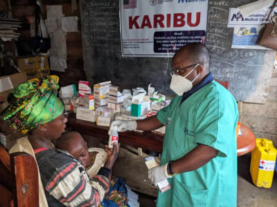 Dr. Antoine Ntigenga provides Justine with lifesaving medicine for her son at our MMU in the DRC.