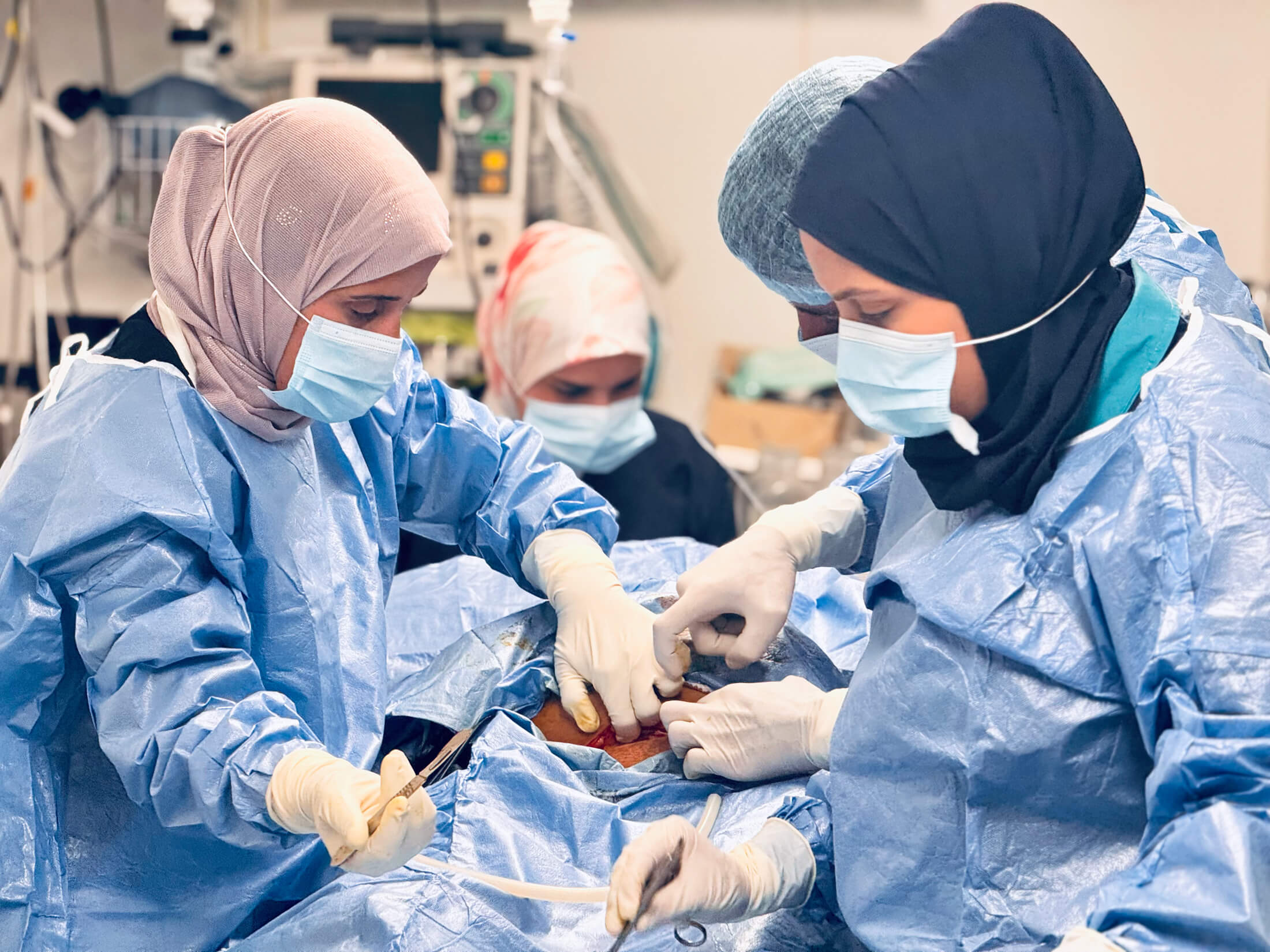A team of doctors performs Maryam’s C-section at International Medical Corps’ field hospital in Al Zawaida.