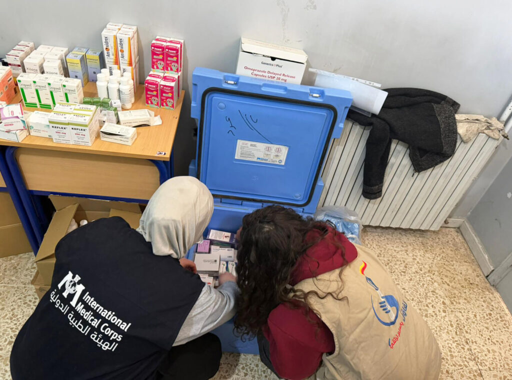 One of our public health officers helps a staff member of the Mashael PSU organize medicines at the Haush Harimeh High School.