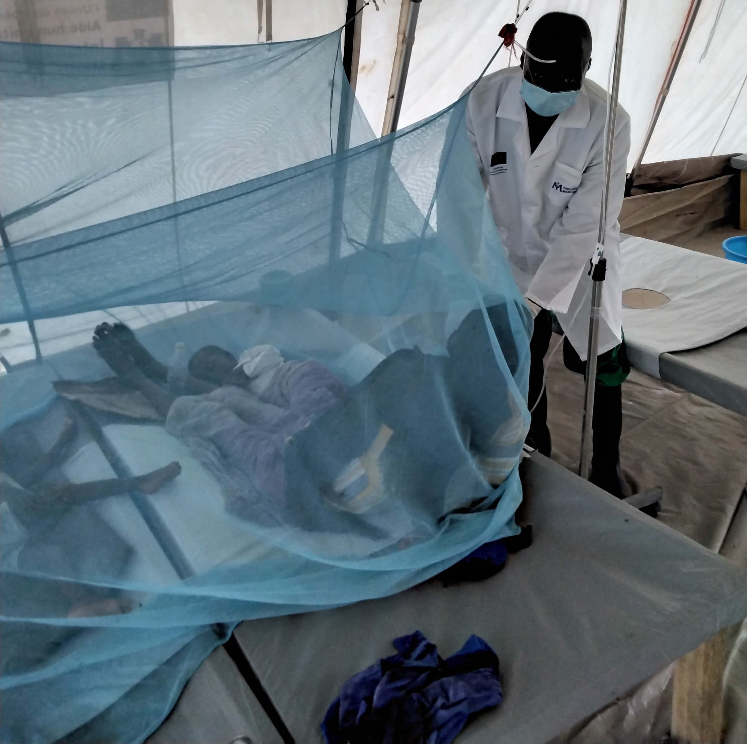 International Medical Corps Nurse Kouleingar Djonathan provides care to a mother and child with cholera in Chad.