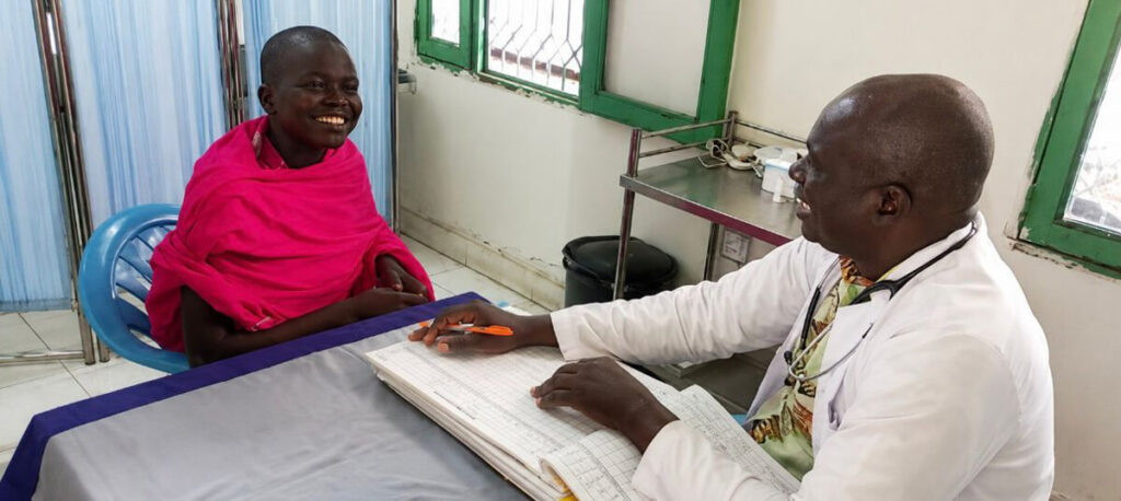 Nyabol meets with Peter Obeny, International Medical Corps’ Senior Health Officer in Fashoda County, after she had recovered.