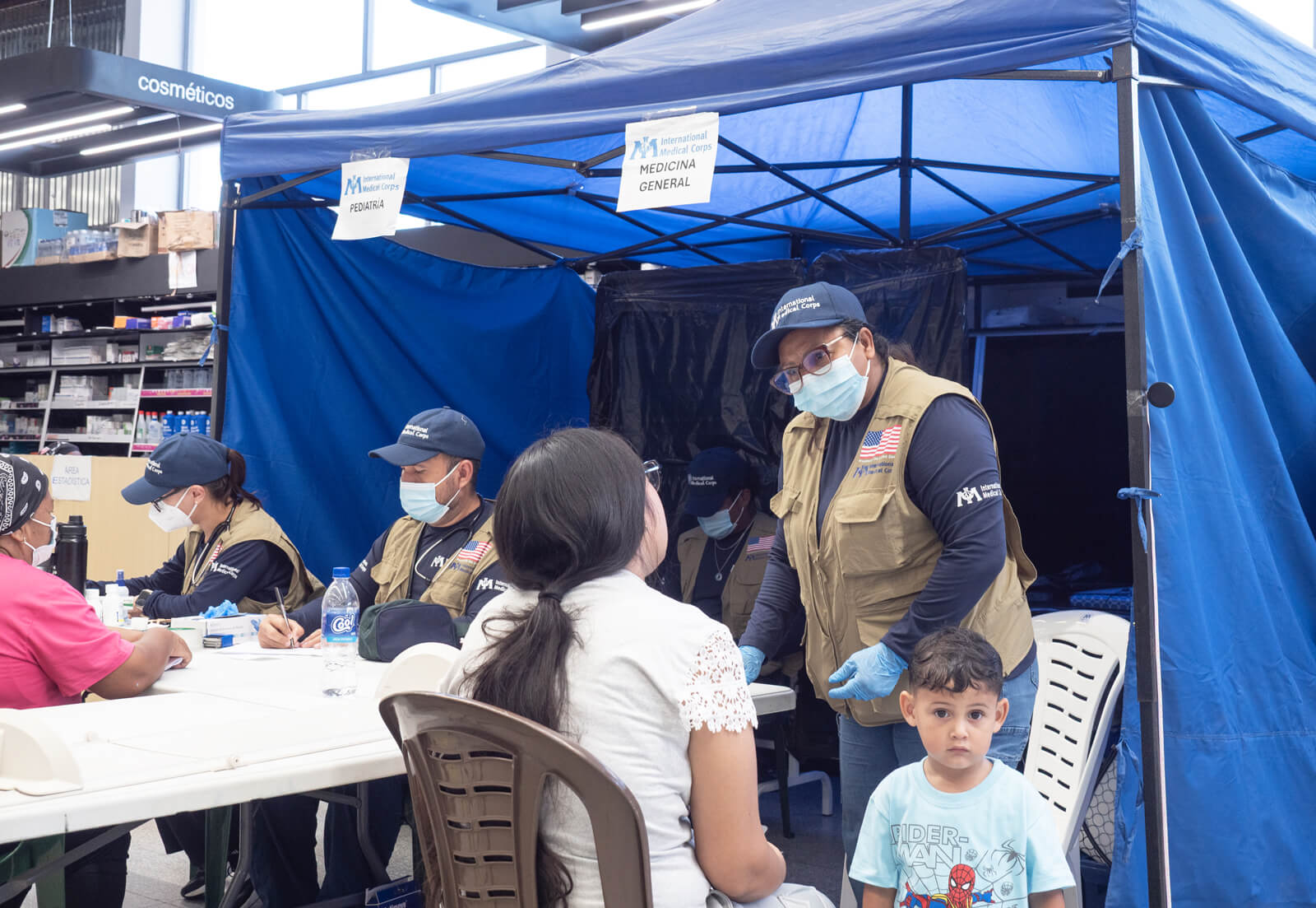International Medical Corps’ mobile medical teams provide care to families in La Guaira.