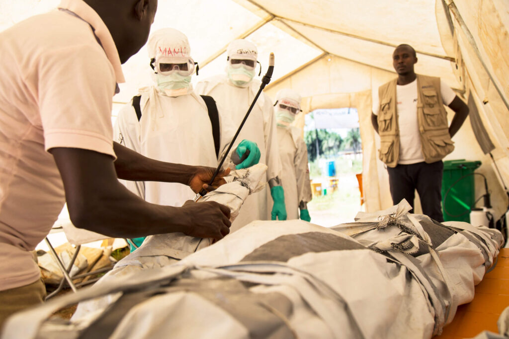 During a training session in Guinea-Bissau in 2015, a trainer explains how to properly prepare a body as part of a safe and dignified burial.