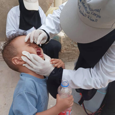A CHV vaccinates a child as part of an immunisation campaign in Al Dhale’e governorate.